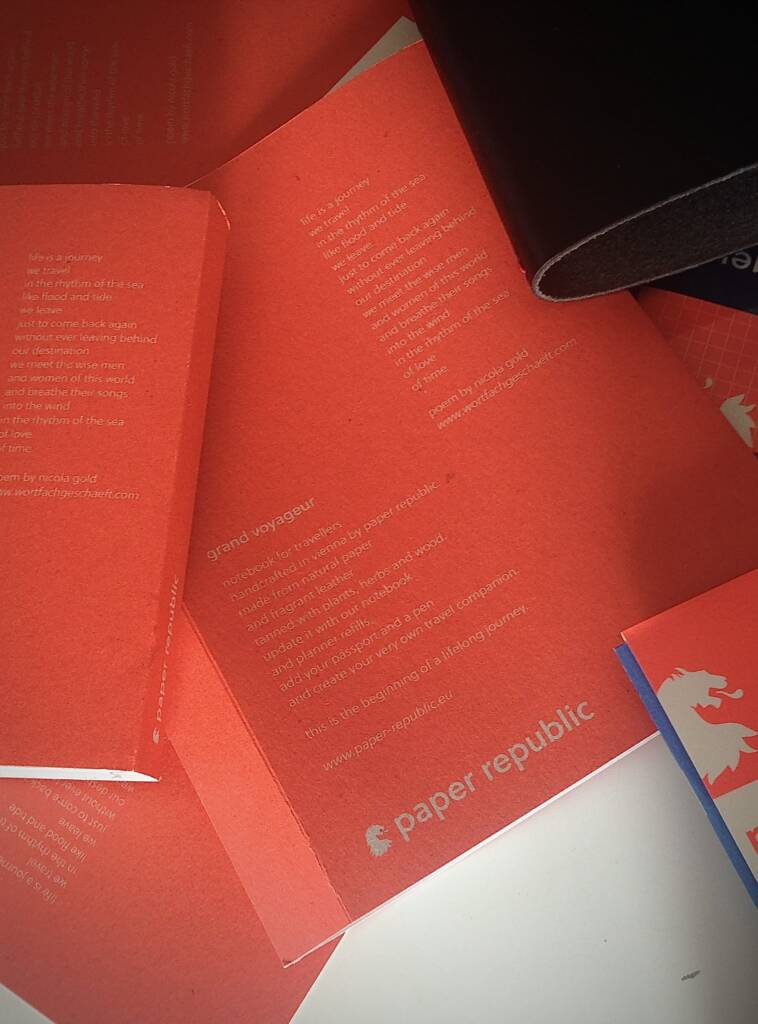 Verpackung eines Notizbuches mit einem Gedicht von Nicola Gold