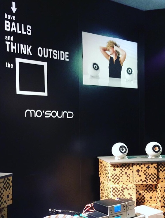 Wand eines Shops für Kugellautsprecher aus Porzellan mit Spruch "Have balls and think outside the box"