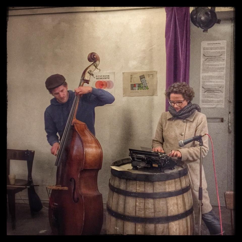 Lyrik-Musik-Performance: Nicola Gold an der Schreibmaschine, daneben ein Kontrabassist