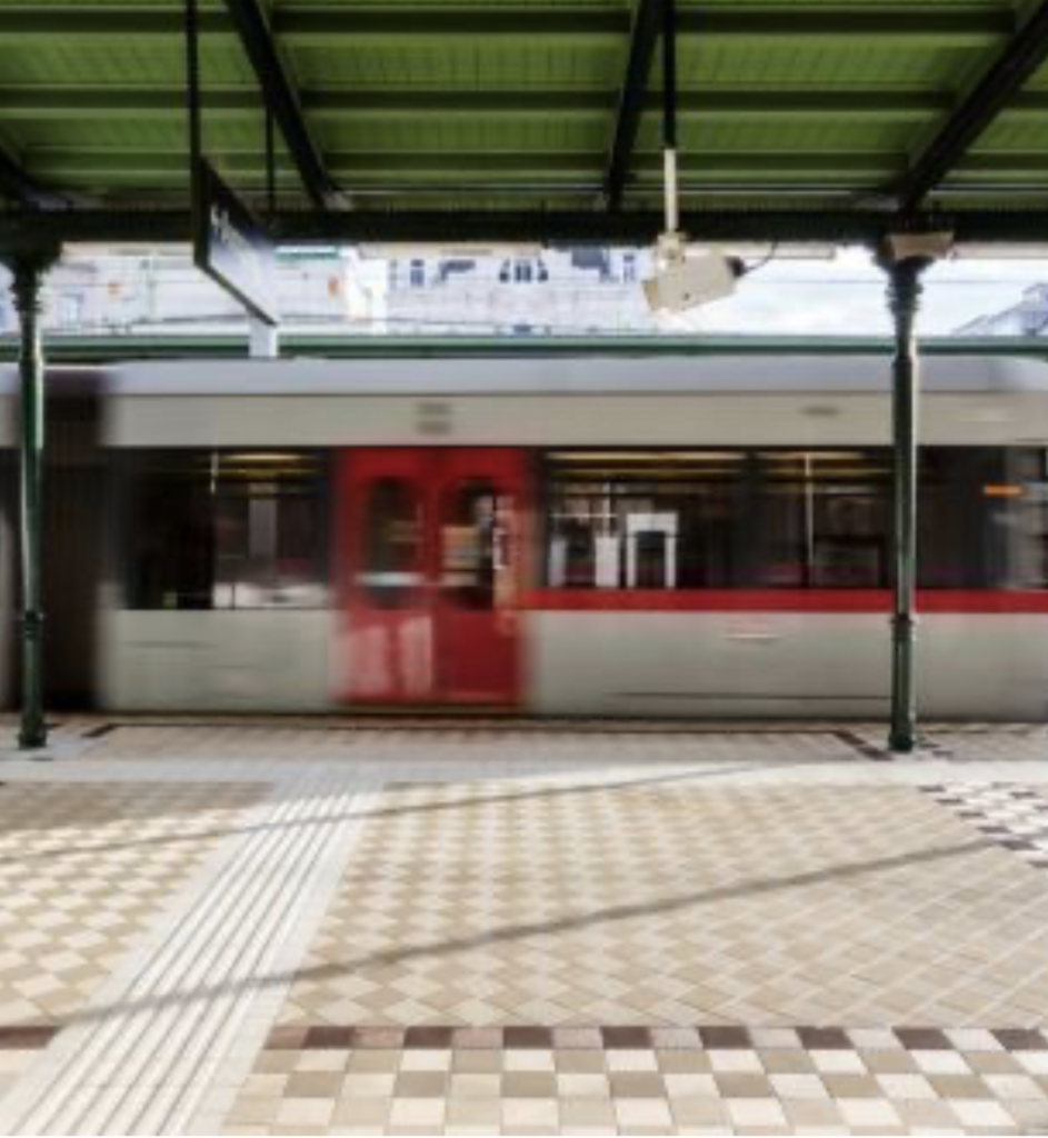 U-Bahn fährt durch Station